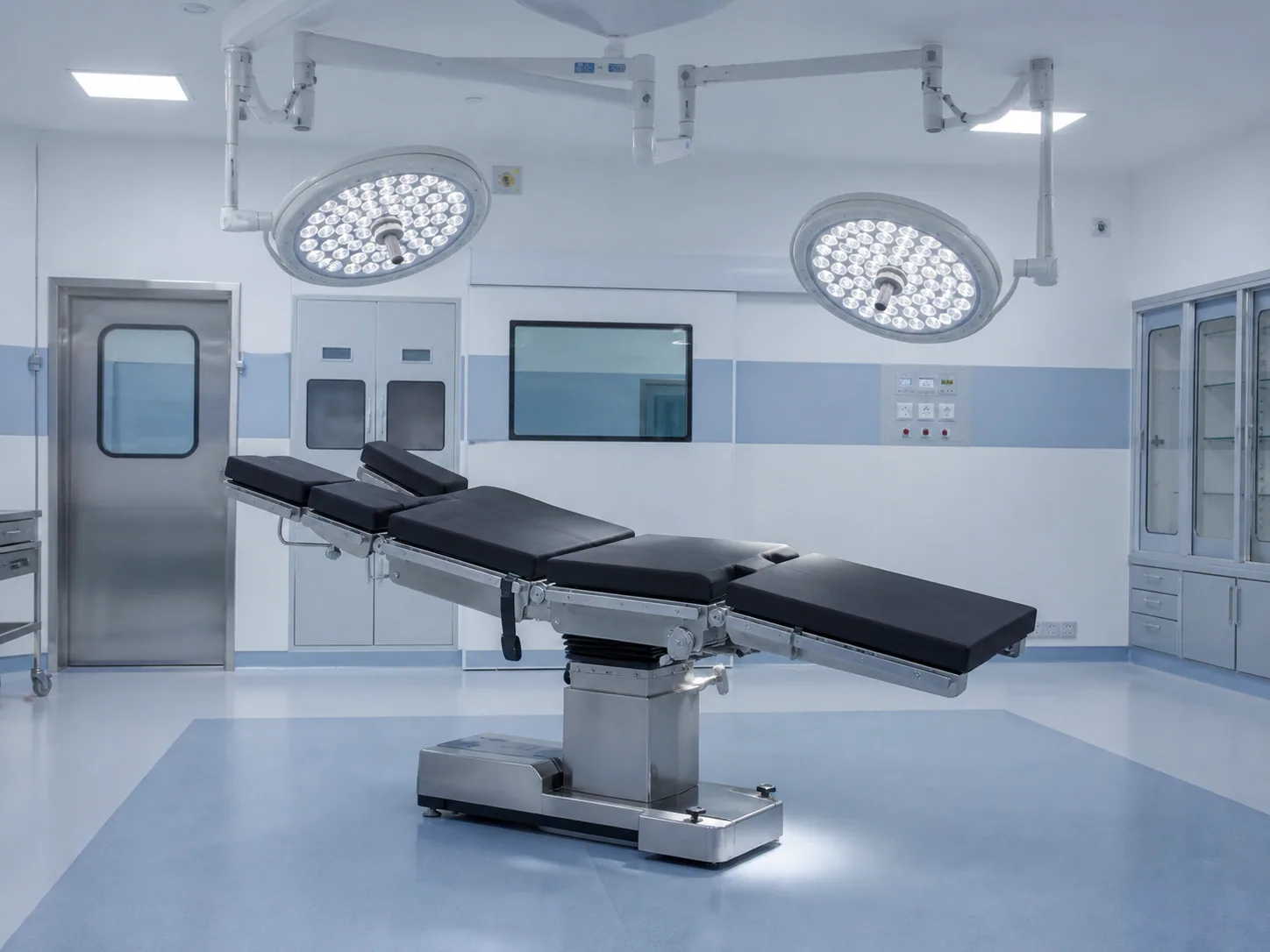 Modern adjustable operating table under surgical lights